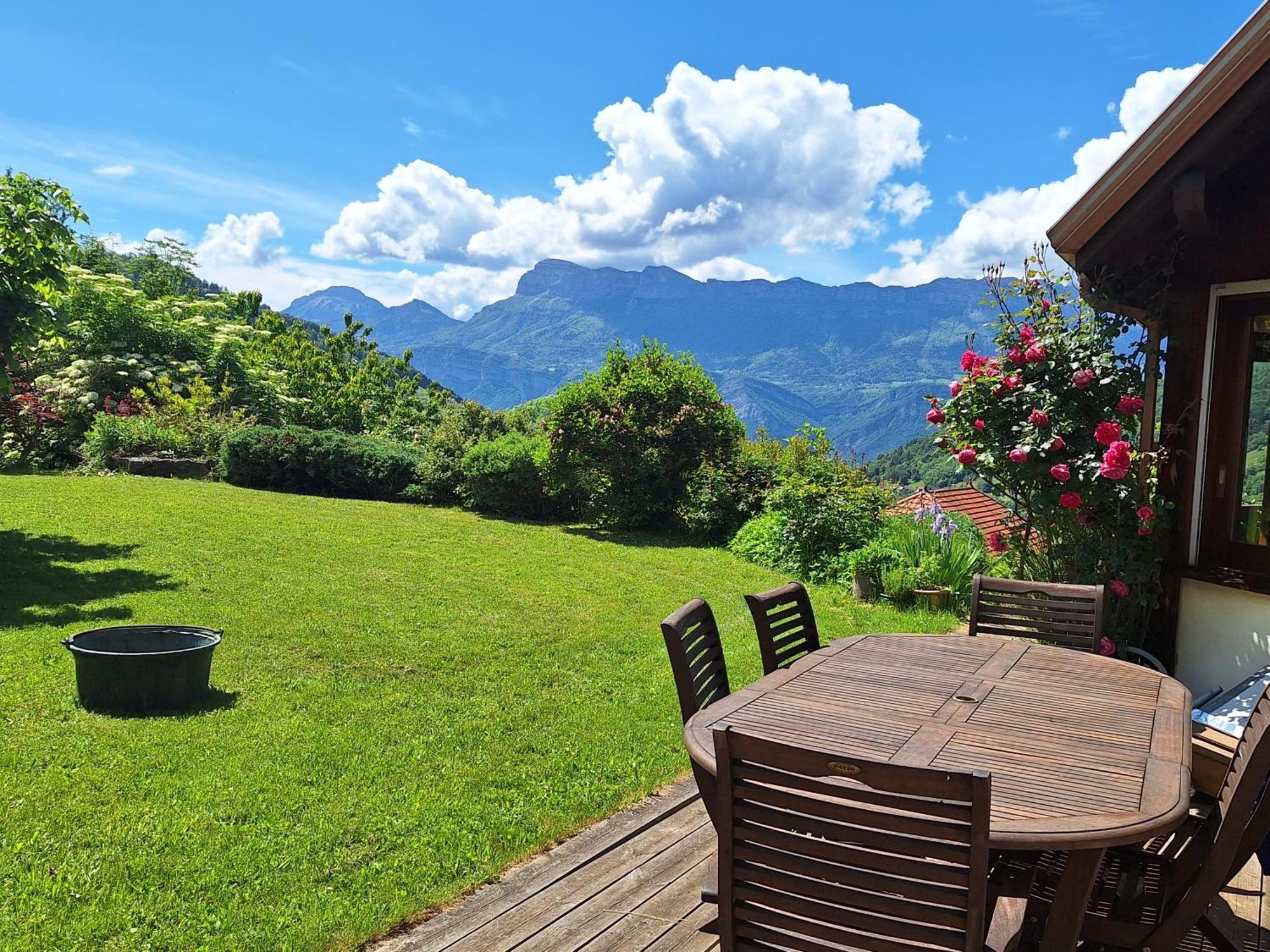 Eco-Logis Mad'In Belledonne Bed & Breakfast Theys Bagian luar foto